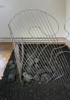 Лиза Бобкова — Угол в углу, 2018 (нержавеющая сталь, уголь)