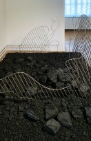 Лиза Бобкова — Угол в углу, 2018 (нержавеющая сталь, уголь) вид сбоку