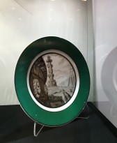 М. М. Адамович (исполнитель Г. Д. Зимин) - Тарелка 'Вид на Ростральную колонну' , 1919 (ГФЗ, фарфор, роспись)