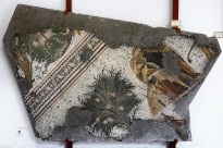 Деревья и голова в маске в свитке аканта. Юго-западный зал