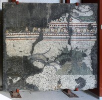 Гончая и фрагмент орнамента. Юго-западный зал.