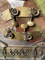 Петр Рейхет — Слава Ростропович, 1994 (железо, медь, бронза, крепеж) фрагмент