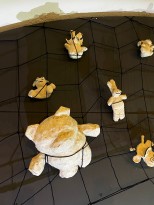 Петр Рейхет — Заяц I, 1999 (тонированный гипс) фрагменты фона