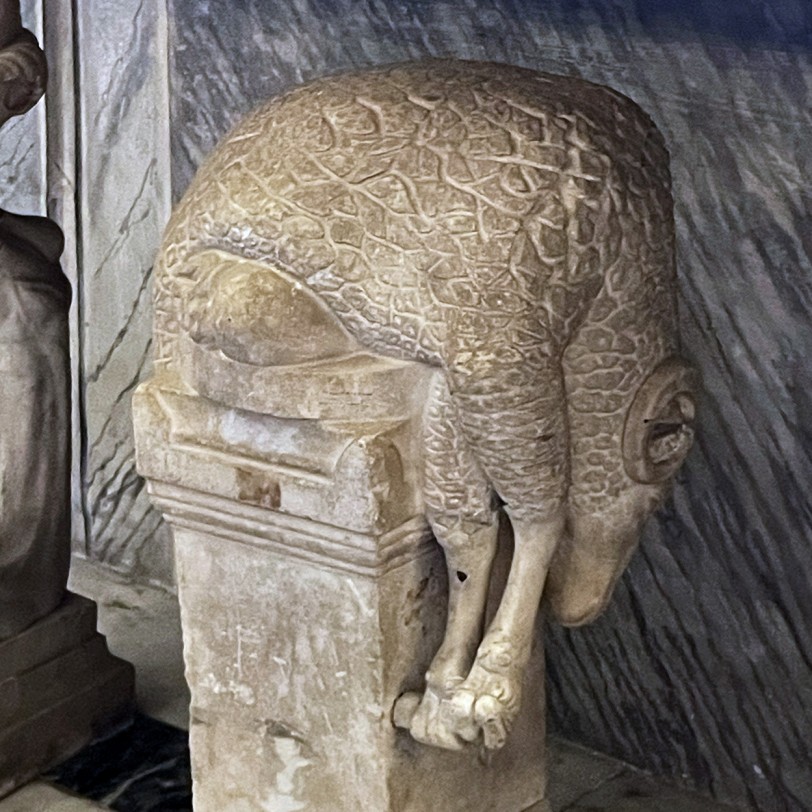 Алтарь с жертвоприношением барана