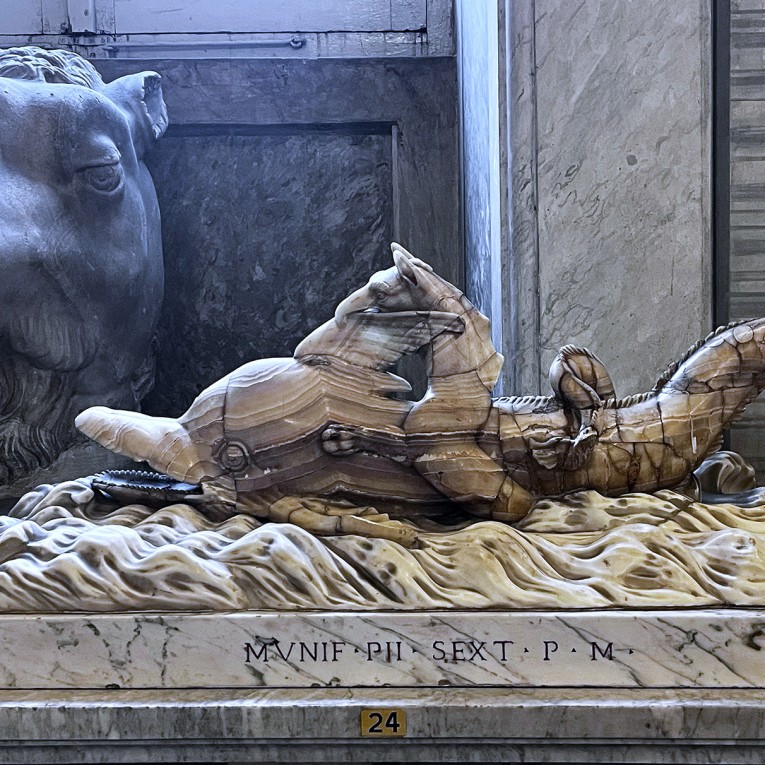 Группа из “айвового” алебастра с дельфином и морским грифоном