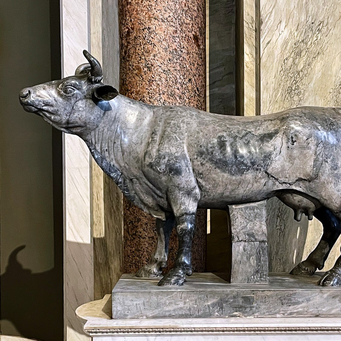 Корова из серого мрамора “морето”