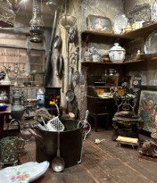 Английская лавка старьёвщика. Середина XIX в. (фрагмент).