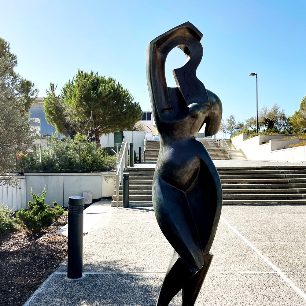 Александр Архипенко — Женщина, забирающая волосы, 1914 (бронза)