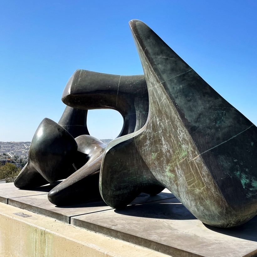 Генри Мур — Трехчастная структура. Позвоночник, 1968-69 (бронза) ракурс