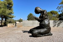 Эмин Трейси — Мать, 2017 (бронза) ракурс