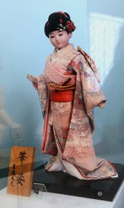 4 Ханасугата (девочка в роскошном костюме)