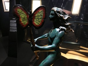 Сальвадор Дали - Мужская фигура с бабочкой, фрагмент, 1984 г.