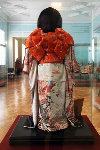 Торэй нингё уцуси Итимацу нингё (копия подаренной куклы Итимацу), вид сзади