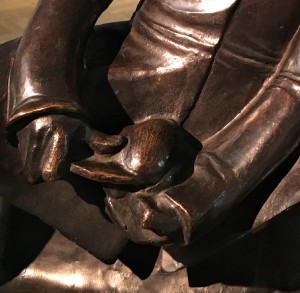 Эрнст Барлах — Рабочий, нарезающий дыни (фрагмент), бронза, 1907