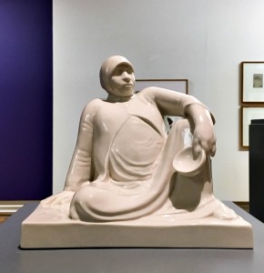 Эрнст Барлах — Русская нищенка с чашкой, фарфор, 1906