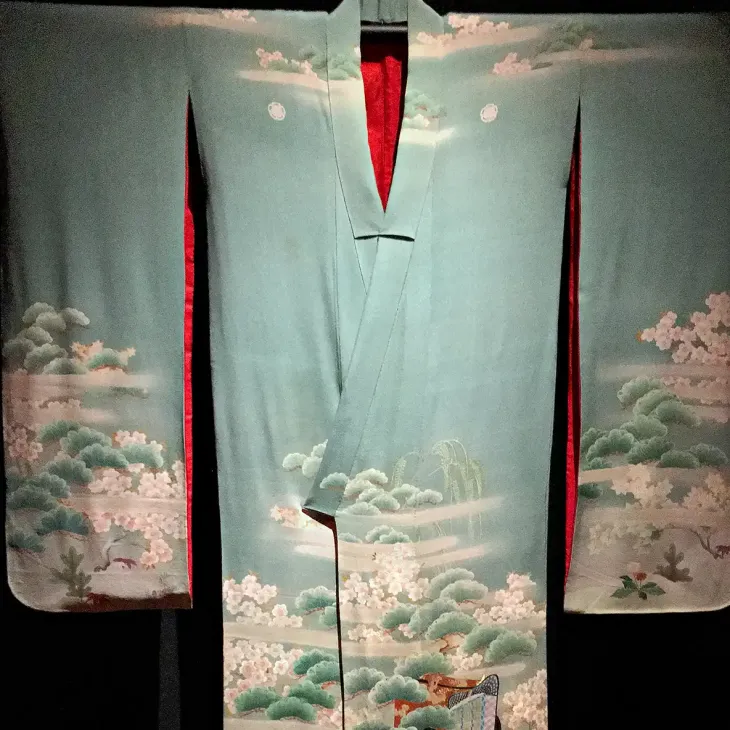 Кимоно для девушки с короткими рукавами, украшенное узором сливы. Япония, эпоха Тайсё (1912–1926), Киото