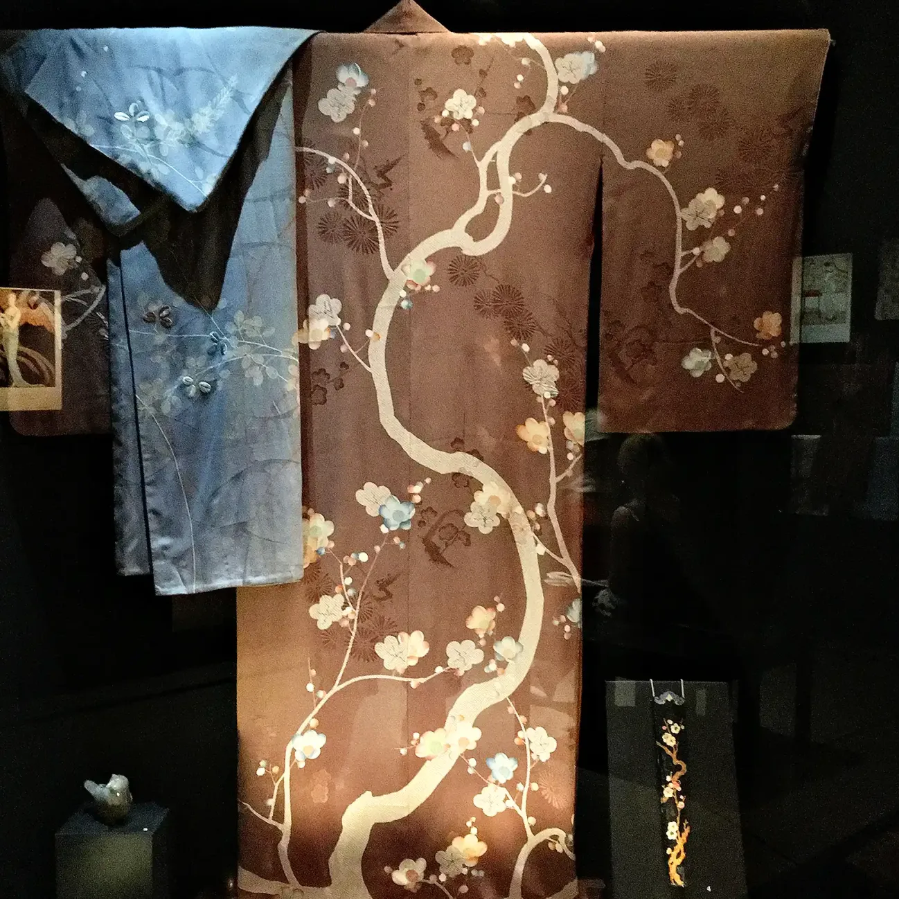 Кимоно для юной девушки с короткими рукавами с изображением цветущей сливы, Япония, эпоха Тайсё (1912–1926), Киото