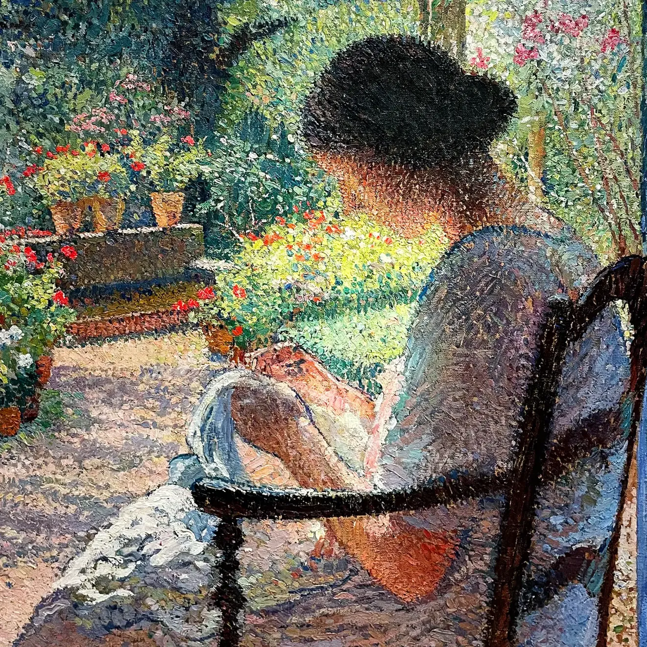 Анри Мартен — Лизетт шьёт у входной двери в Маркуайроле, около 1930 (холст, масло)