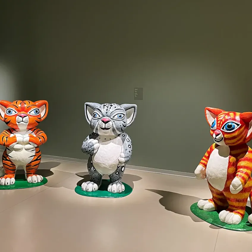 Игорь Васильев -- Коты, 2018 (стеклопластик)