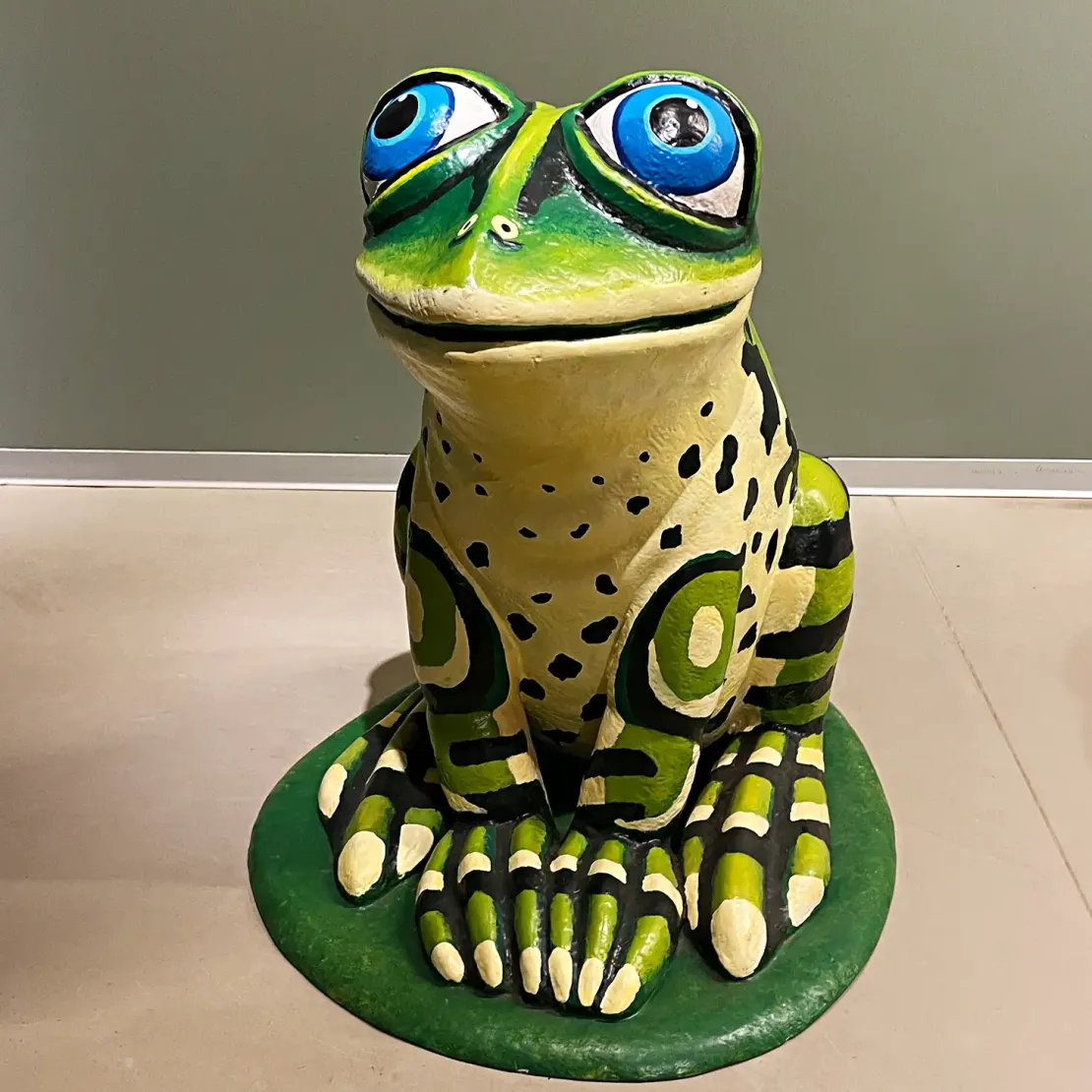 Игорь Васильев -- Лягушка, 2019 (стеклопластик)