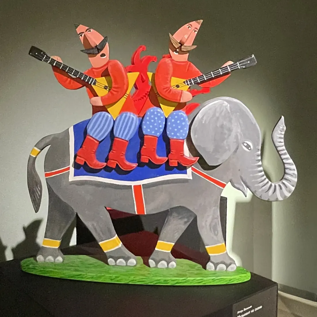 Игорь Васильев -- Музыканты на слоне, 2022 (дерево)