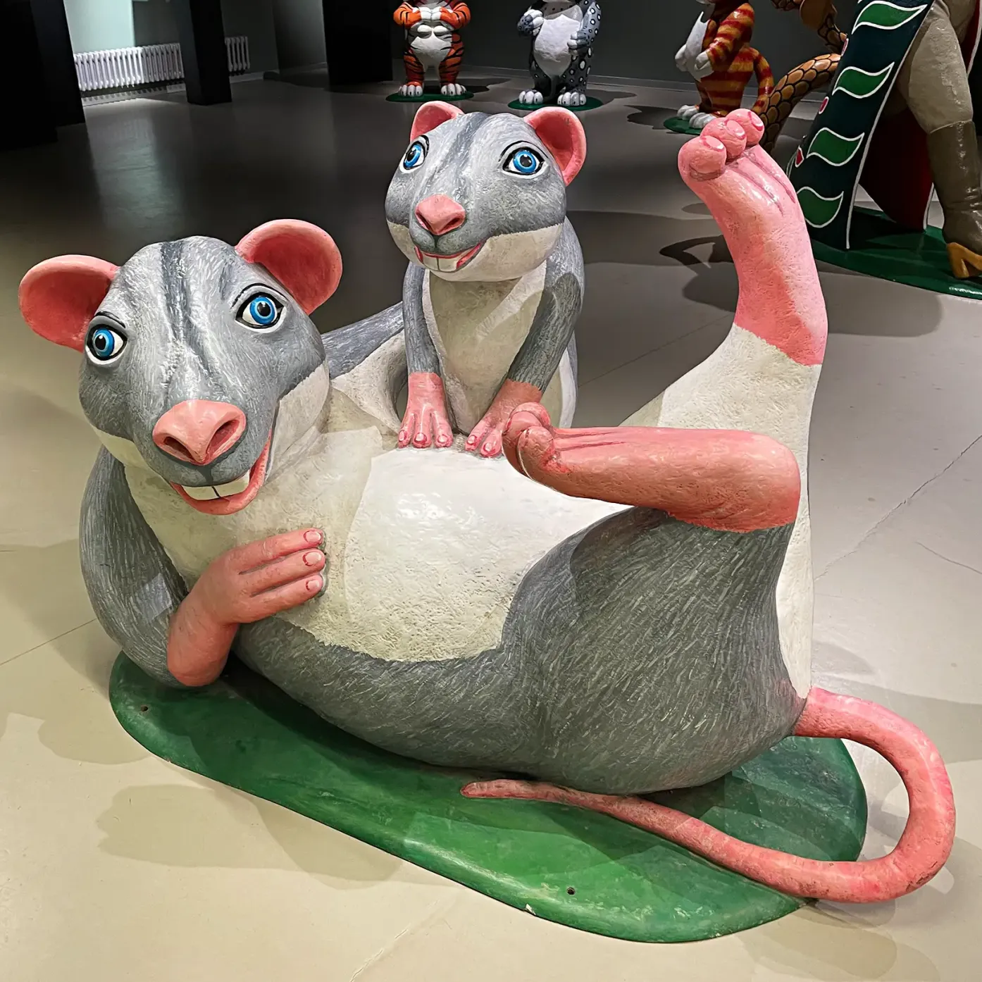 Игорь Васильев -- Мыши, 2018 (стеклопластик)