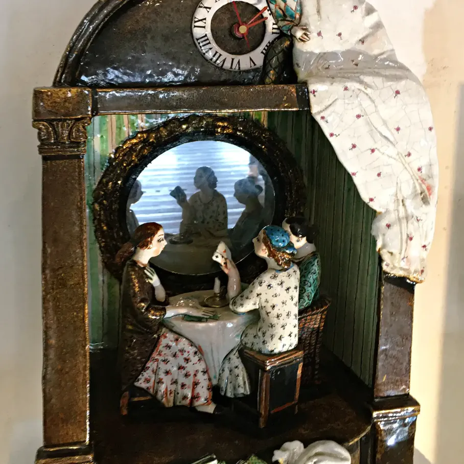 Наталия Савинова — Игра в карты, 2005 (шамот, цветные глазури, надглазурная и подглазурная роспись)