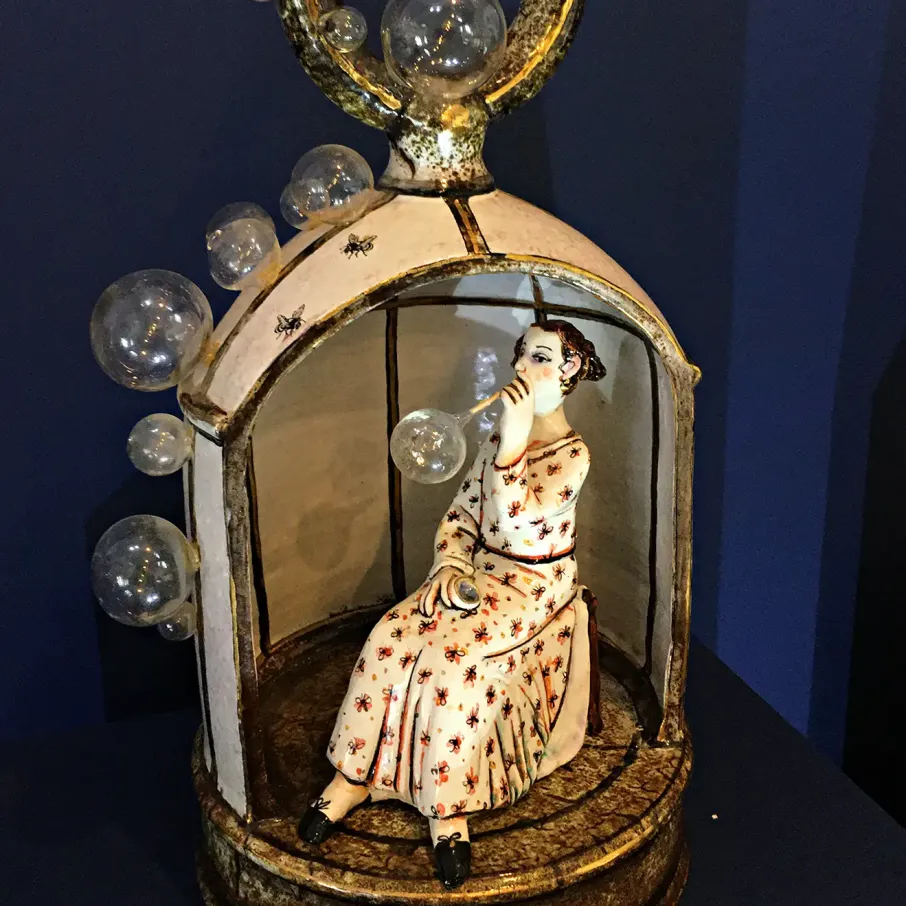 Наталия Савинова — Мыльные пузыри, 2000 (шамот, цветные глазури, надглазурная и подглазурная роспись, стекло)