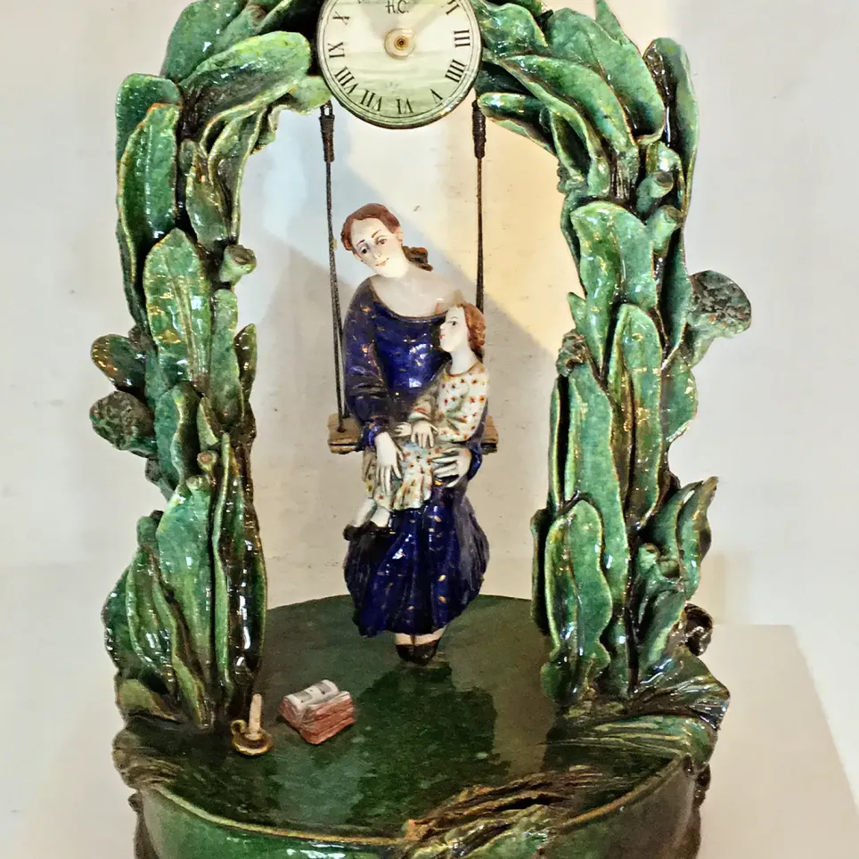 Наталия Савинова — На качелях 2010 (шамот, цветные глазури, надглазурная и подглазурная роспись, металл, стекло)