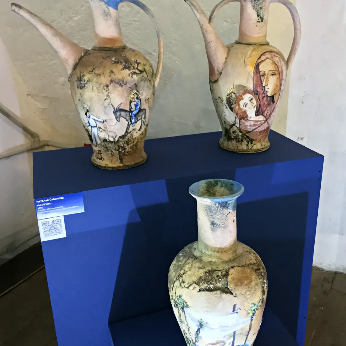 Наталия Савинова — Новый завет, 1990 (шамот, цветные глазури, надглазурная и подглазурная роспись)