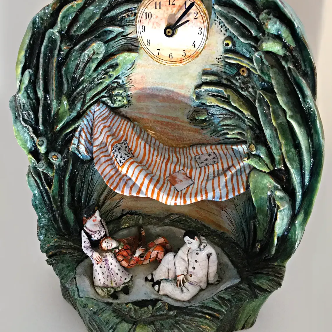 Наталья Савинова — Привал комедиантов, 2008 (шамот, цветные глазури, надглазурная и подглазурная роспись, металл, стекло)