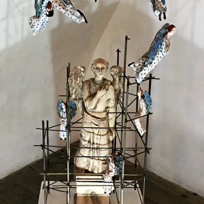 Наталия Савинова — Ремонт ангела, 2007 (шамот, цветные глазури, надглазурная и подглазурная роспись)