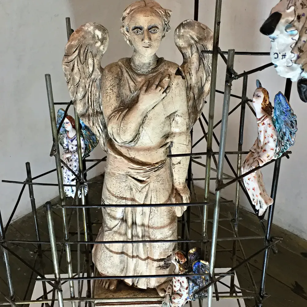 Наталия Савинова — Ремонт ангела, фрагмент, 2007 (шамот, цветные глазури, надглазурная и подглазурная роспись)