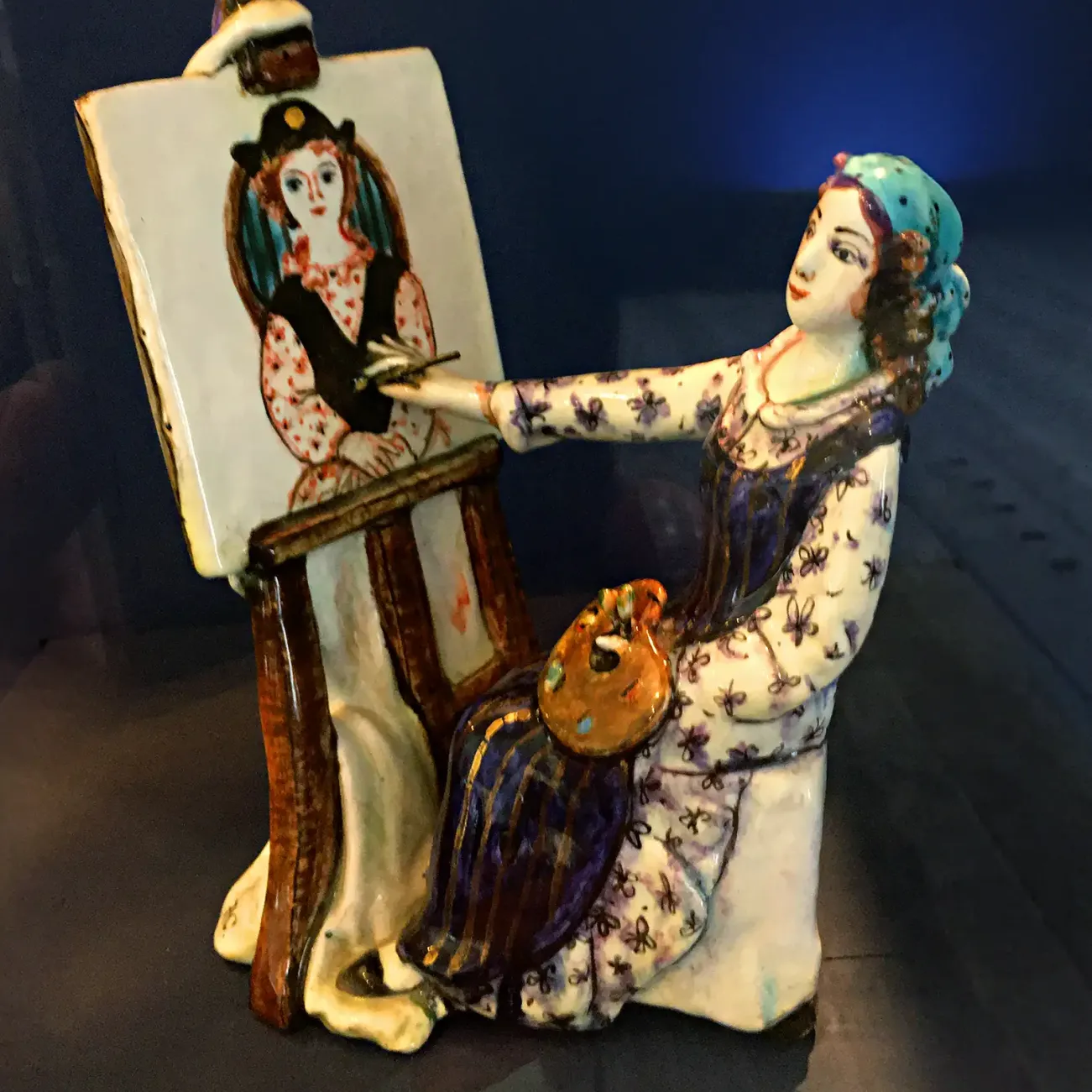 Наталия Савинова — Художник, 2008 (шамот, цветные глазури, надглазурная и подглазурная роспись)