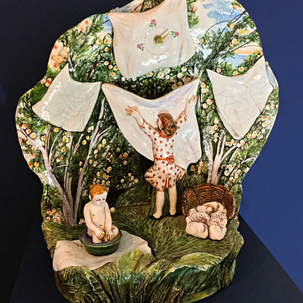 Наталия Савинова — Часы. Лето, 2005 (шамот, цветные глазури, надглазурная и подглазурная роспись, металл, стекло)