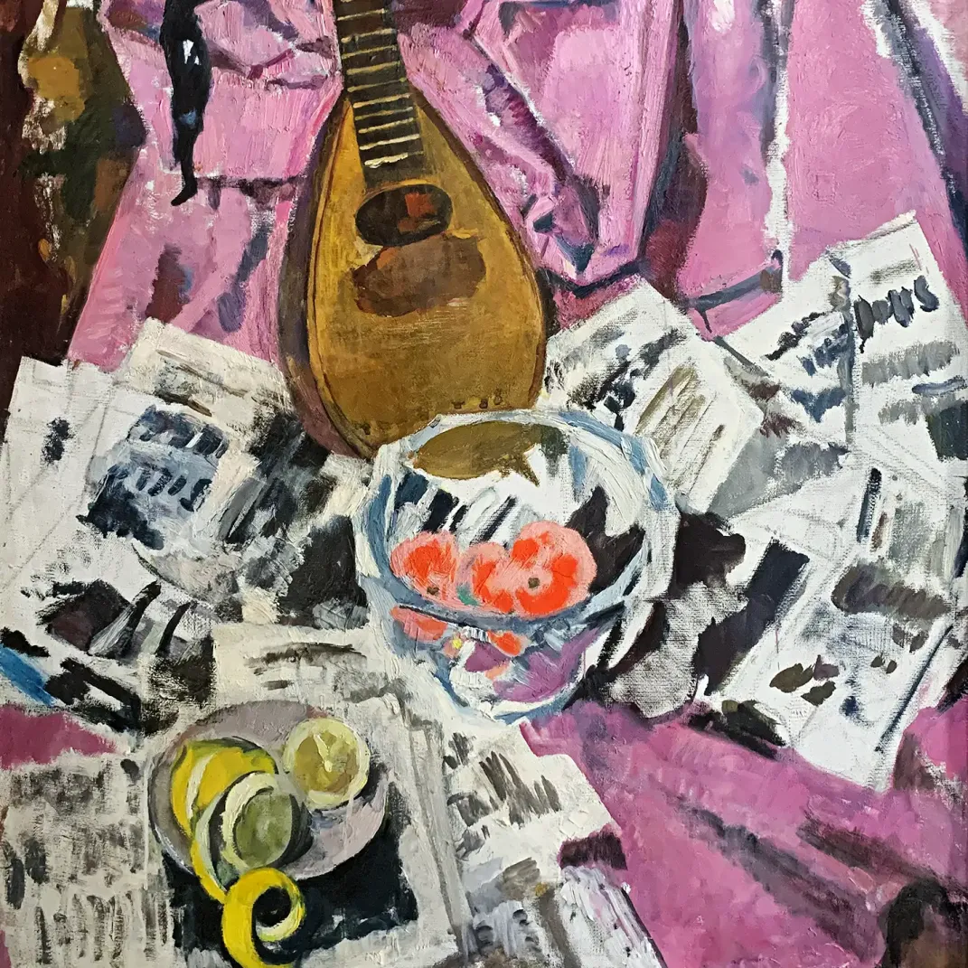 Ольга Богаевская — Натюрморт с газетами и мандолиной, 1964 (холст, масло)