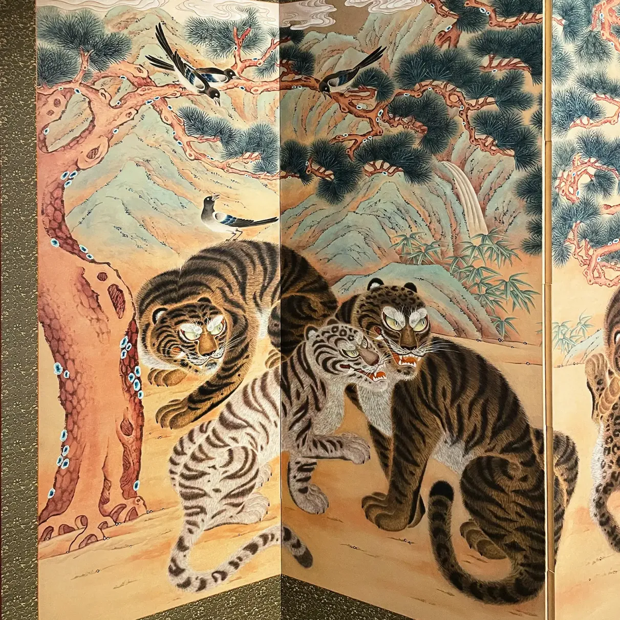 Чи Минсон — Братство тигра 2, фрагмент 4, 2011 (Складная ширма из десяти секций, бумага ханджи, пигменты, тушь)