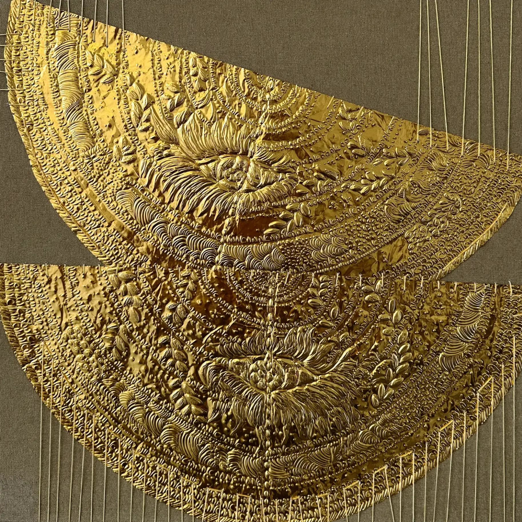 Яна Ступ — Арфа, 2024 (Гравировка по алюминию, пришитому к холсту)