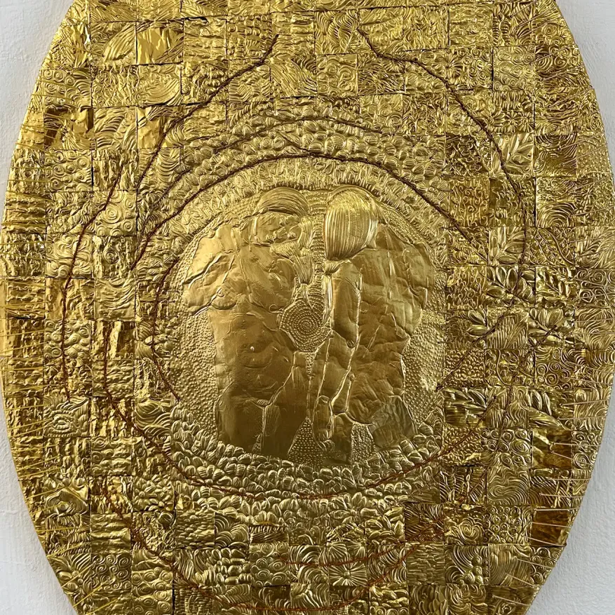 Яна Ступ — Две Евы, 2024 (Гравировка по переплетённым полосам алюминия)