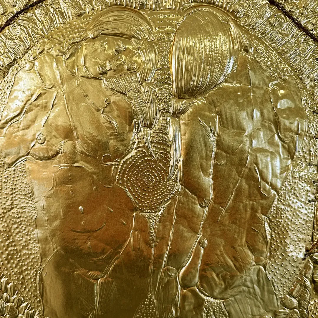 Яна Ступ — Две Евы, фрагмент, 2024 (Гравировка по переплетённым полосам алюминия)