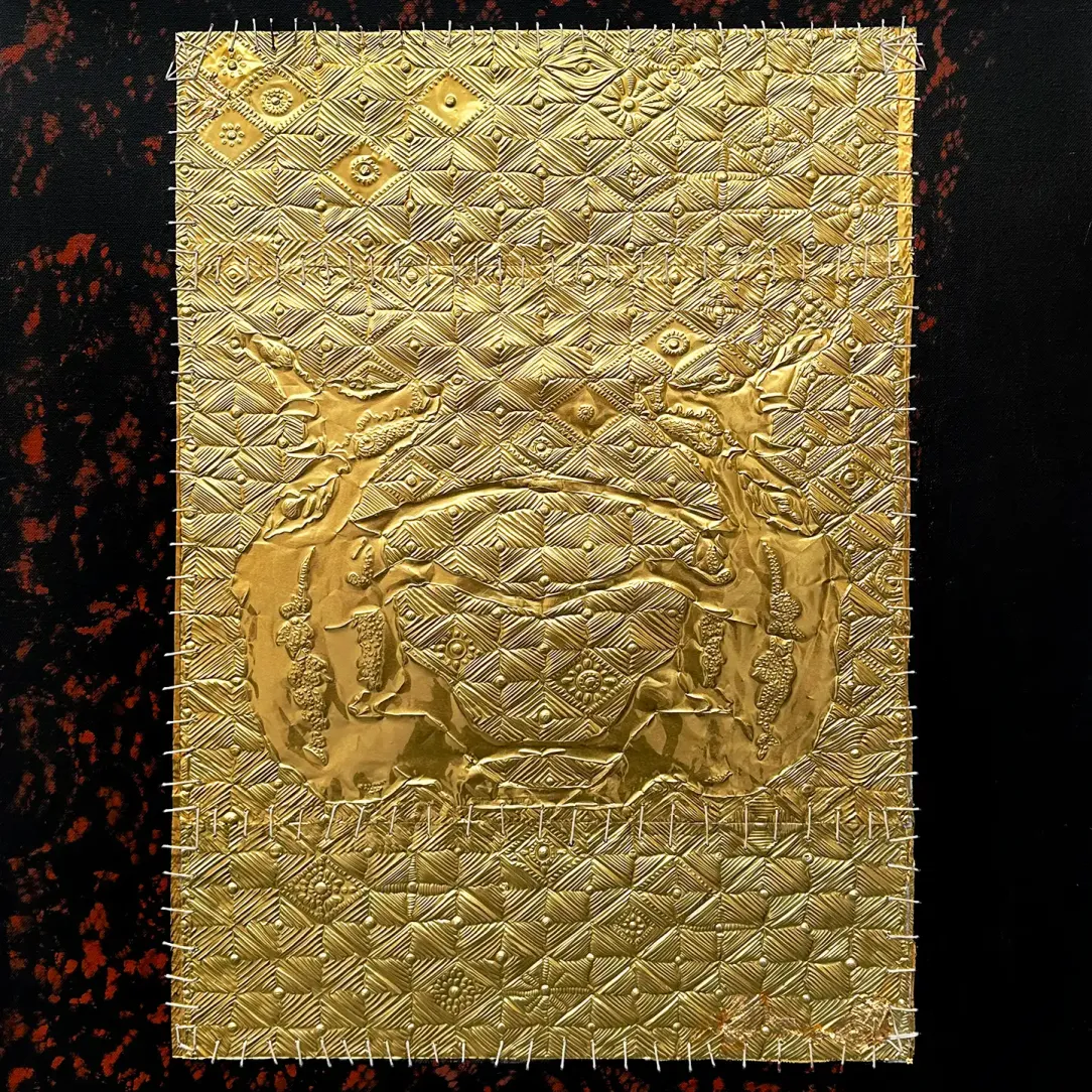 Яна Ступ — Золотой Бэмби, 2020 (масло и гравировка по алюминию, пришитому к холсту)