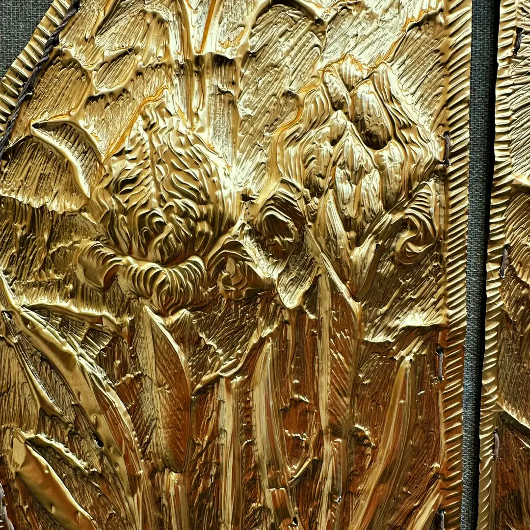 Яна Ступ — Надежда возникает, фрагмент, 2025 (Гравировка по алюминию, пришитому к холсту)