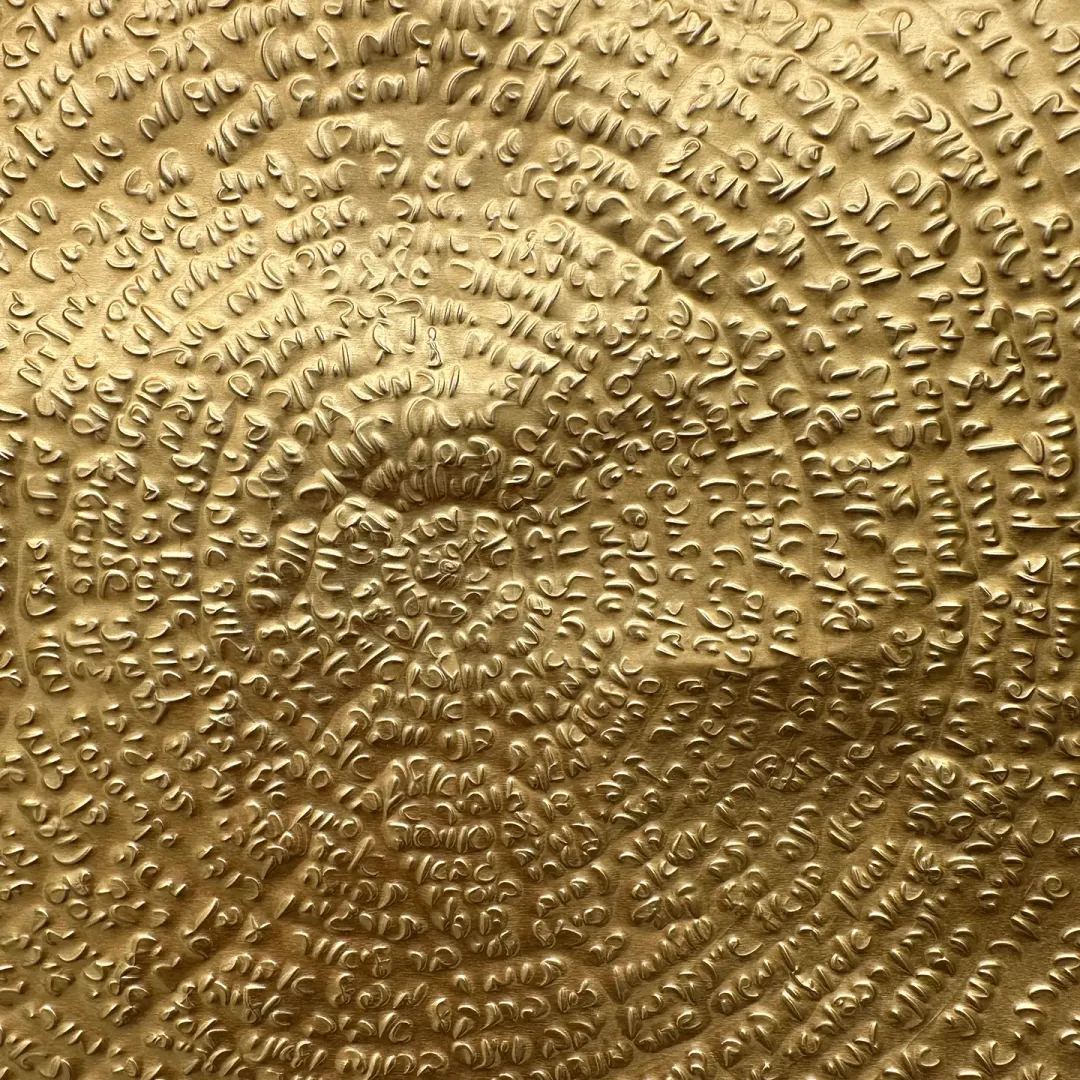 Яна Ступ — Отсечённое, фрагмент, 2024 (масло и гравировка по алюминию, пришитому к холсту)