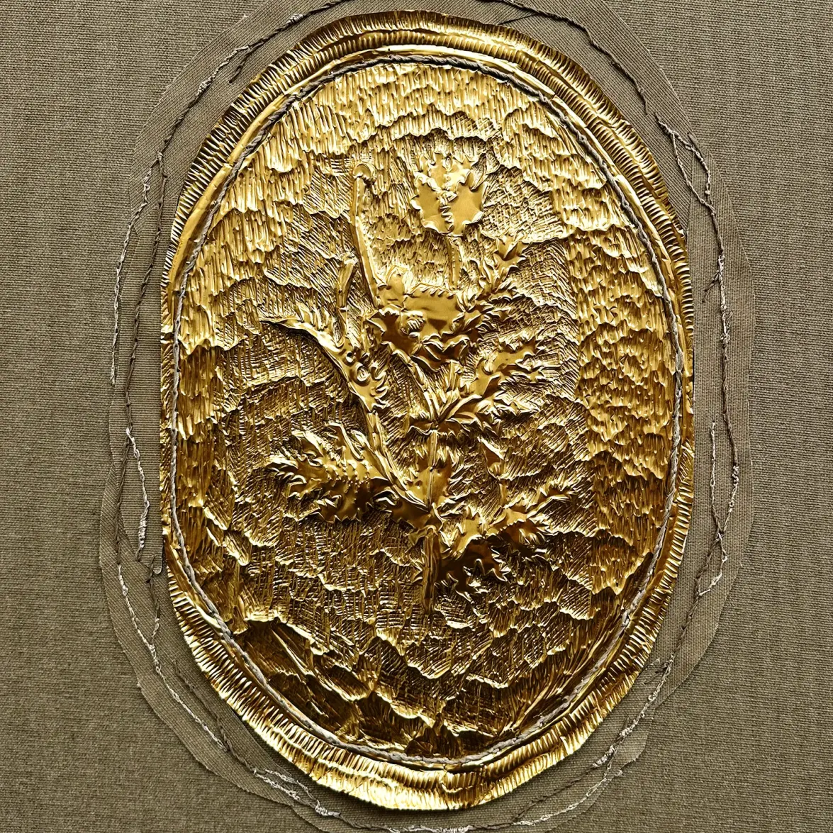 Яна Ступ — Пустынный цветок, 2025 (Гравировка по алюминию, пришитому к холсту)