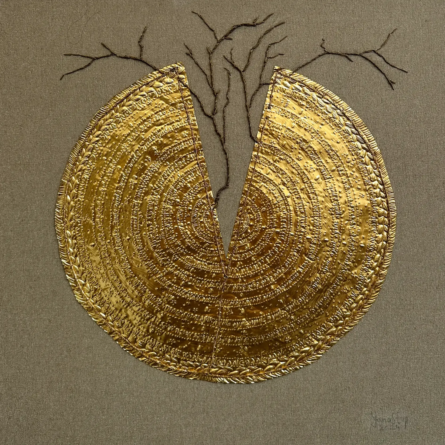 Яна Ступ — Рождение, 2024 (Гравировка по алюминию, пришитому к холсту)