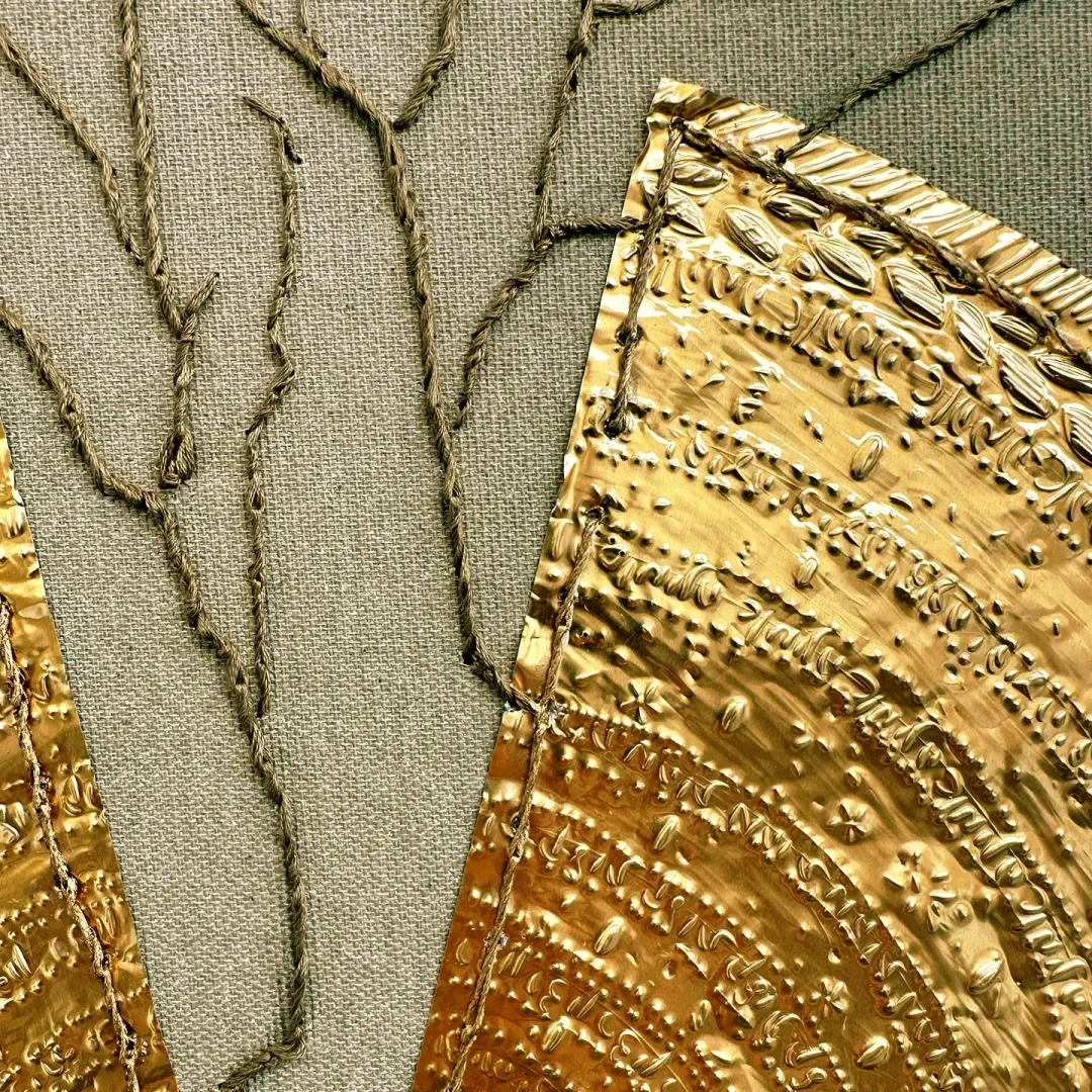 Яна Ступ — Рождение, фрагмент, 2024 (Гравировка по алюминию, пришитому к холсту)